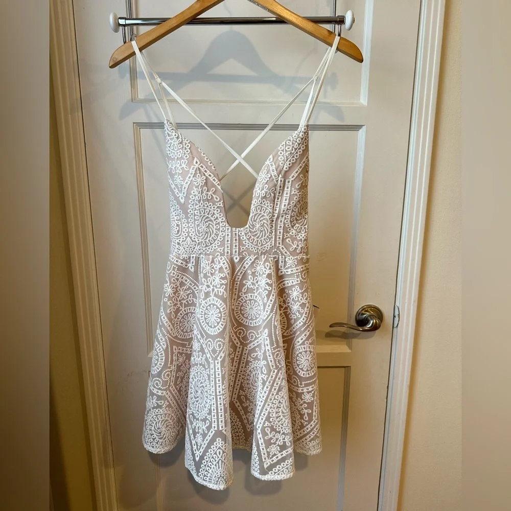NWT WINDSOR Unique White and Nude Lace Dress, Women’s Size S - Picture 1 of 9